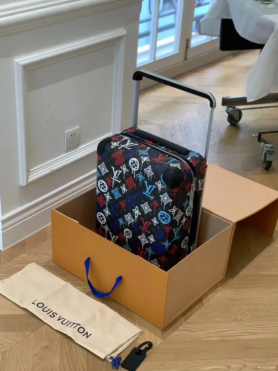 37L GRAFFITI CUSTOM SUITCASE HORIZON CABIN 55 0518